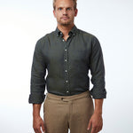 carpasus sustainable organic linen shirt single color moss. Nachhaltiges Carpasus Hemd aus Bio Leinen in Moss