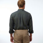 carpasus sustainable organic linen shirt single color moss. Nachhaltiges Carpasus Hemd aus Bio Leinen in Moss