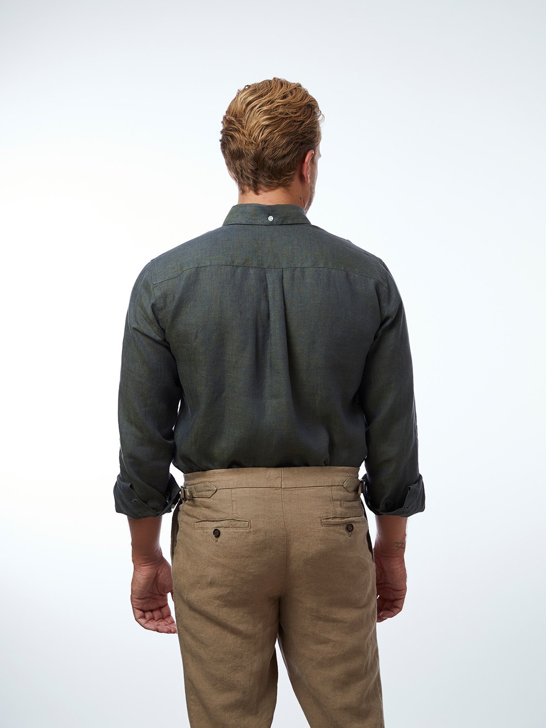 carpasus sustainable organic linen shirt single color moss. Nachhaltiges Carpasus Hemd aus Bio Leinen in Moss