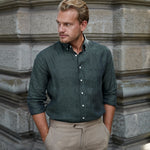 carpasus sustainable organic linen shirt single color moss. Nachhaltiges Carpasus Hemd aus Bio Leinen in Moss
