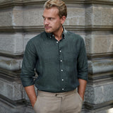 carpasus sustainable organic linen shirt single color moss. Nachhaltiges Carpasus Hemd aus Bio Leinen in Moss