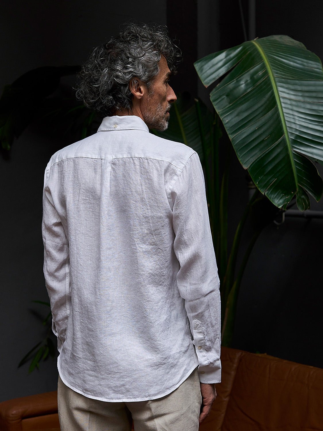 carpasus sustainable organic linen shirt single color white. Nachhaltiges Carpasus Hemd aus Bio Leinen in Weiss