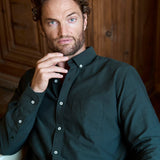 carpasus sustainable organic cotton oxford shirt dark green. Nachhaltiges Carpasus Oxford Hemd aus Bio Baumwolle in Dunkelgruen