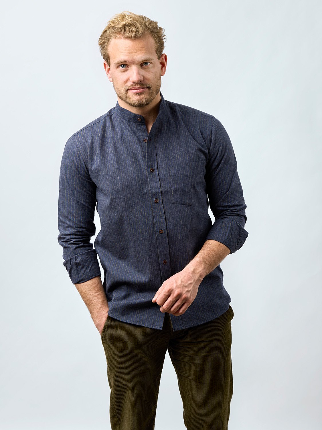 carpasus sustainable organic cotton and linen shirt scurido marine/ochre. Nachhaltiges Carpasus Hemd Scurido aus Bio Baumwolle und Leinen in Marine/Ocker