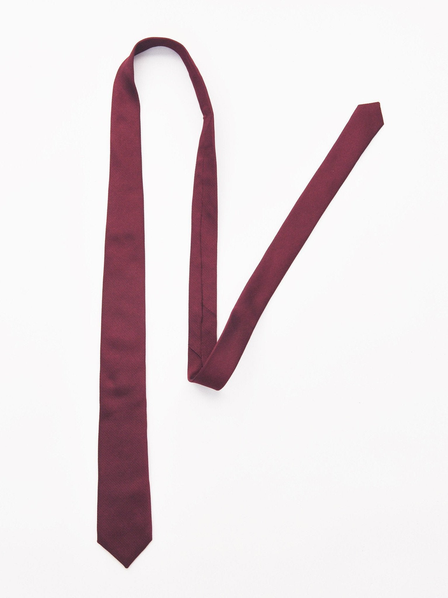 carpasus sustainable organic silk tie dark bordeaux. Carpasus nachhaltige Krawatte Bio Seide in Bordeaux