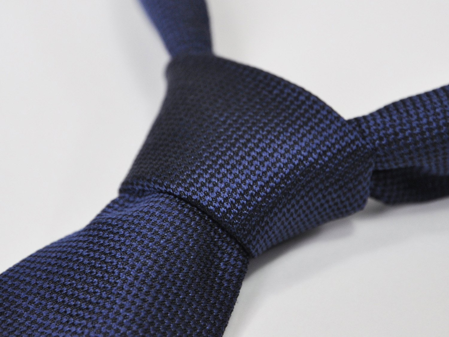 carpasus sustainable organic silk tie dark blue. Carpasus nachhaltige Krawatte Bio Seide in Dunkelblau