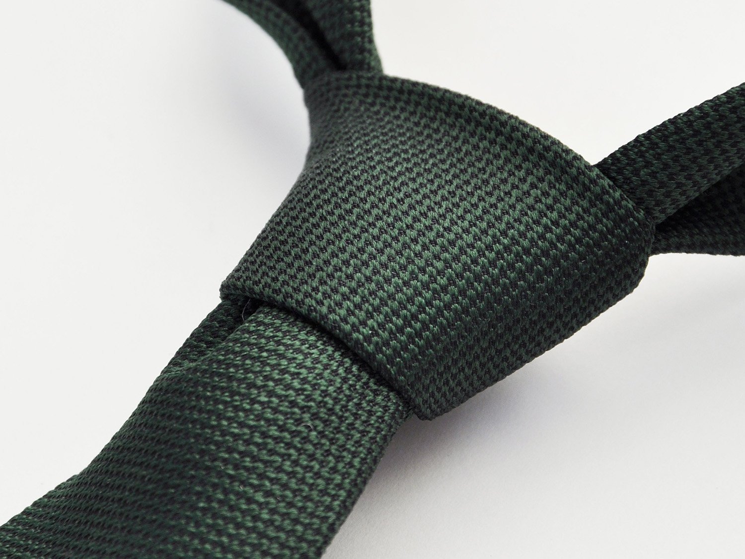 carpasus sustainable organic silk tie dark green. Carpasus nachhaltige Krawatte Bio Seide in Dunkelgrün
